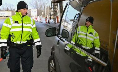 Një grua ka vdekur teksa rreth tridhjetë emigrantë janë gjetur në një gjysmërimorkio në Republikën Çeke