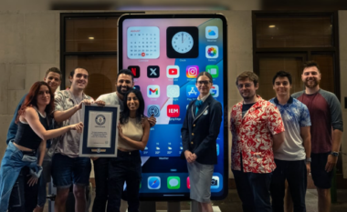 YouTuberi britanik ndërton iPhone-in më të madh në botë