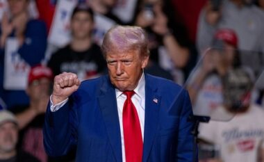 Trump thotë se Harris ka lindur “e dëmtuar mendërisht”, shpenzon pjesën më të madhe të fjalimit në tubim duke e fyer atë