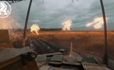 Pamje nga beteja e ashpër në Kursk, ukrainasit futen në territorin rus me tanket amerikane Abrams dhe autoblindat Bradley