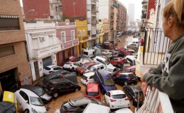 Shkon në 95 numri i viktimave shkaku i përmbytjeve, qeveria spanjolle shpallë tri ditë zie