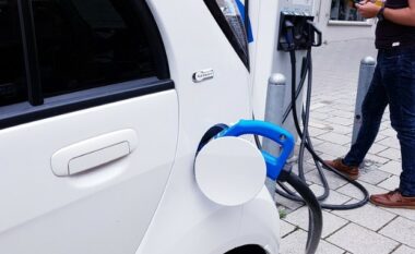 Kriza e tregut të automjeteve elektrike në Gjermani – shumë klientë po i kthehen automjeteve me benzinë ​​dhe naftë!