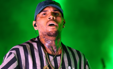 Mbi 20 mijë njerëz nënshkruan një peticion për të ndaluar koncertin e Chris Brown