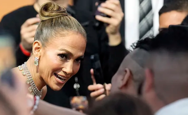 Bëhen virale pamjet ku Jennifer Lopez shihet duke flirtuar me një DJ gjatë një eventi publik