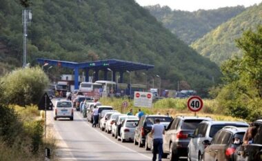 Dheu i Bardhë vazhdon të mbetet pika kufitare më e ngarkuar, qytetarët po presin deri në një orë