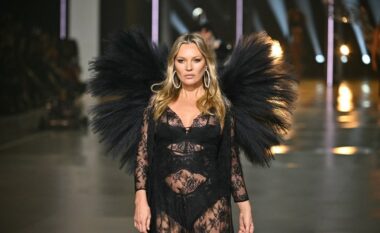 Ajo ishte modelja më e famshme në vitet ’90, por Kate Moss bëri debutimin e saj në “Victoria’s Secret” në moshën 50-vjeçare