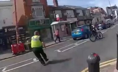 Shëtiste me biçikletë rrugëve të Birminghamit, polici arrin ta rrëzojë në tokë të dyshuarin – i gjen revole në çantë