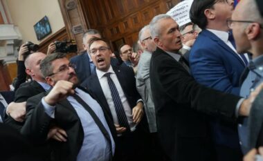 Mediat botërore për përleshjen fizike në Parlamentin e Serbisë