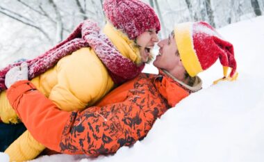 Bebet e ngjizura në dimër janë më pak të rrezikuara nga mbipesha kur të rriten