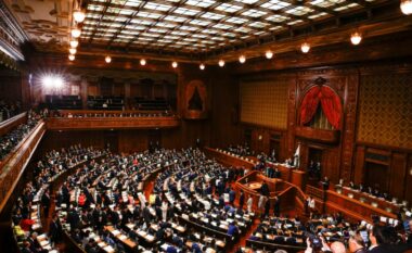 Kryeministri japonez Ishiba i mbijeton votimit në parlament