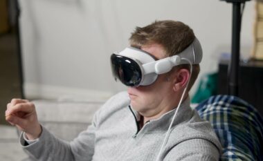 Kufjet e përmirësuara Vision Pro të Apple mund të vijnë më shpejt se sa pritej