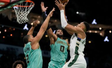 Milwaukee befasohet nga Charlotte, Lakers marrin fitoren e pestë radhazi