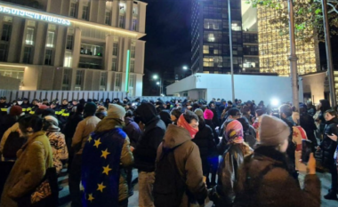 Qeveria pro-ruse gjeorgjiane pezullon negociatat me BE-në, shpërthejnë protestat në Tbilisi