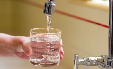 Trump mund të shtyjë SHBA-në të ndalojë shtimin e fluoridit në ujë – ku qëndron Evropa?