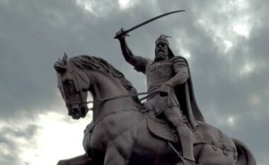 Publikohen pamjet e monumentit të heroit kombëtar Gjergj Kastriot – Skënderbeut në Tuz të Malit të Zi