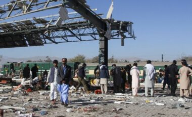 Të paktën 20 të vrarë në Pakistan – kamera regjistron momentin e shpërthimit të bombës