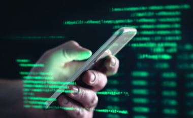 A mendoni ndonjëherë se telefoni juaj “po ju dëgjon” fshehurazi? Ja të dhënat që gjurmojnë telefonat inteligjentë