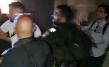 Thellohen tensionet Izrael-Francë: Publikohen pamjet ku policia izraelite arreston stafin francez në një vend të shenjtë në Jerusalem