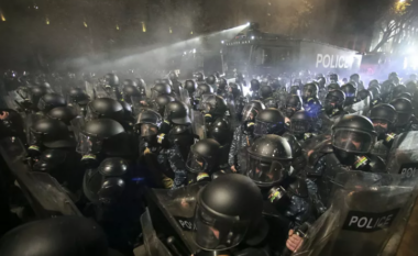 Mbi 100 të arrestuar në Gjeorgji ndërsa protestat kundër vendimit të qeverisë pro-ruse vazhdojnë