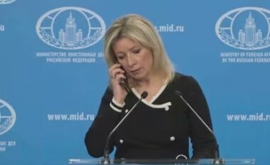 Zëdhënëses së ministrisë së Jashtme ruse i cingëron telefoni në konferencë, dikush e urdhëron të mos flasë për sulmin me raketë ndërkontinentale në Ukrainë