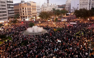 “Ju na vratë”: Mijëra qytetarë protestojnë në Valencia kundër reagimit të autoriteteve ndaj përmbytjeve vdekjeprurëse
