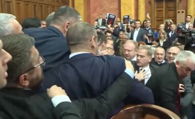 Nuk munguan as goditjet – detaje dhe pamje rreth përplasjes fizike mes deputetëve në Parlamentin e Serbisë