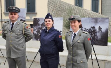 Ekspozita “Keep Calm and Smile” nga Korab Basha prezantohet edhe në Tiranë, vizitohet edhe nga Forcat e Sigurisë së Shqipërisë