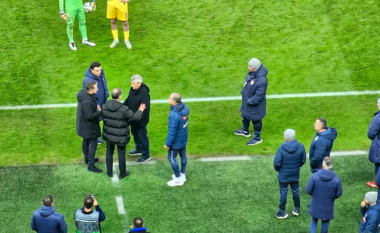 Momenti kur trajneri i Rumanisë tenton ta bindë Franco Fodan që ta kthejë ekipin në fushë