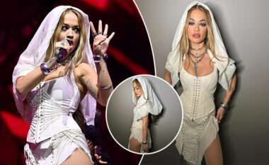 Rita Ora shkëlqen me dukjen në të bardha, gjersa performon në ‘HITS Radio Live’ në Manchester