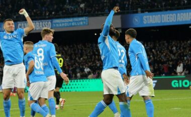 Napoli mposht Romën dhe vazhdon si lider i tabelës në Serie A