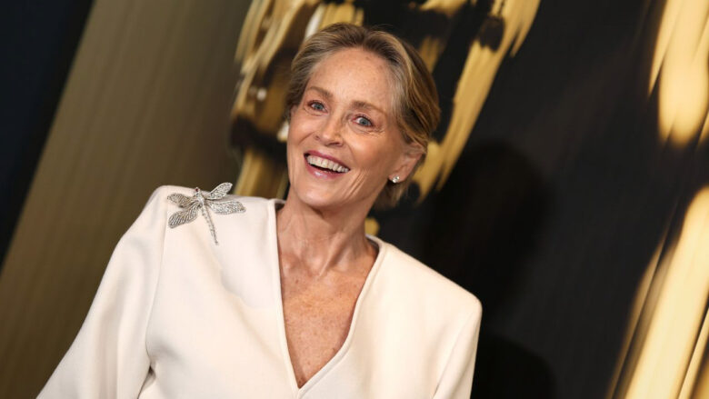 Sharon Stone shfaqet pa grim me fustanin e saj të bardhë dimëror dhe duket mahnitëse