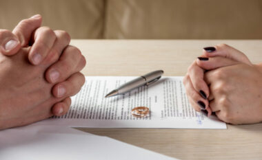 Një çift në Austri u martuan dhe u divorcuan 12 herë, tani shteti po i padit