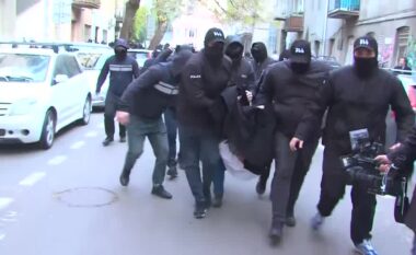 Opozita e Gjeorgjisë sulmohet, pasi njëri prej udhëheqësve tërhiqet zvarrë nga selia