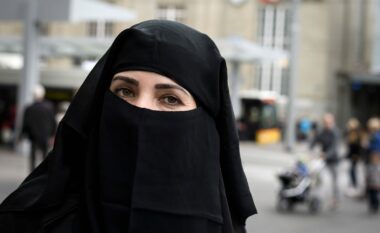 Refuzoi të bartë hixhabin, gruaja nga Irani sfidoi kodin strikt të veshjes – e pësoi keq nga rojat e burgut
