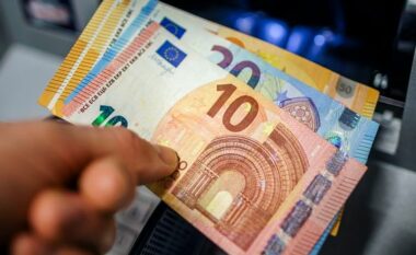 Dalin pagat për shërbyesit publikë dhe shtesat prej 100 euro për fëmijët dhe pensionistët