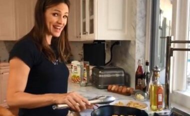 Jennifer Garner gatuan mish të shijshëm pule me limon