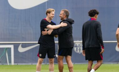 Hansi Flick kërkon të përdorë Frenkie de Jong në një pozicion të ri në mesfushë