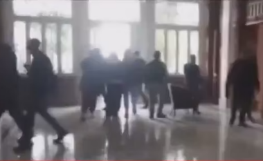 Sirianët ia mësyjnë pallatit presidencial të Bashar al-Assadit, pamje nga brenda ndërtesës
