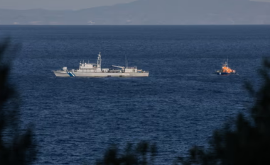Të paktën pesë të vdekur pas përmbysjes së anijes me migrantë në brigjet greke