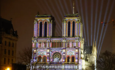 Katedralja shekullore Notre Dame rihapet pas pesë vjetësh – ceremonia bën bashkë liderë nga e gjithë bota