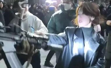 Pamjet u bënë virale, rrëfehet gruaja që rrëmbeu armën e ushtarit gjatë kaosit në parlament në orët kaotike të Koresë së Jugut