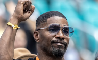 Derisa po festonte ditëlindjen në një restorant, Jamie Foxx u godit me një gotë në fytyrë