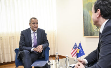 Kurti takohet me zyrtarin amerikan, Richard Verma – bisedojnë për marrëdhëniet bilaterale ndërmjet dy vendeve