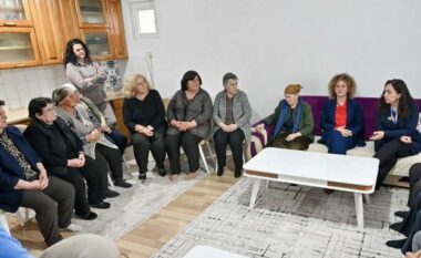 Presidentja viziton gratë e Krushës së Vogël dhe falënderon diasporën për mbështetje