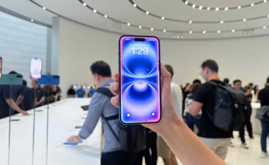 Apple e pranon zyrtarisht “vonimin e veçorive të reja të AI” të Siri