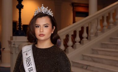 Mbretëresha e bukurisë transgjinore tërhiqet nga konkursi i “Miss”-it, pasi regjisori mbështet Donald Trumpin
