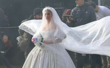 Margot Robbie mahnit me një fustan martese në xhirimet e “Wuthering Heights”