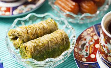 Receta më e mirë për bakllava me kanellë dhe arra – gatuhet lehtë