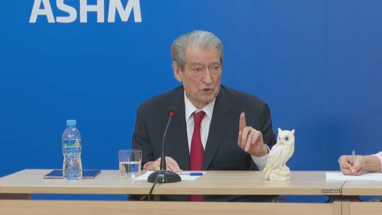 Ironia e Ramës, Berisha vendos bufin në tavolinë: Është simbol i mençurisë dhe dijes