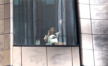 Ish-prezantuesja hollivudiane Wendy Williams shtrohet në spital pasi u pa në dritaren e një shtëpie pleqsh, me një letër ku shkruhej “Ndihmë”